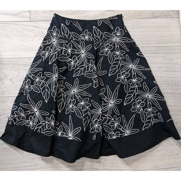 White House Black Market Dresses & Skirts - White House Black Market Embroidered Floral Skirt Size 0‎ Office Elegant N38